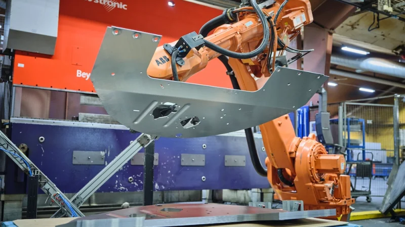 automatiserad kantpressning med robot 1